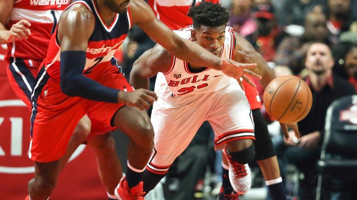 Wizards guard John Wall (2) stole the ball from Bulls guard Jimmy Butler (21) during the second half on Monday at the United Center in Chicago.