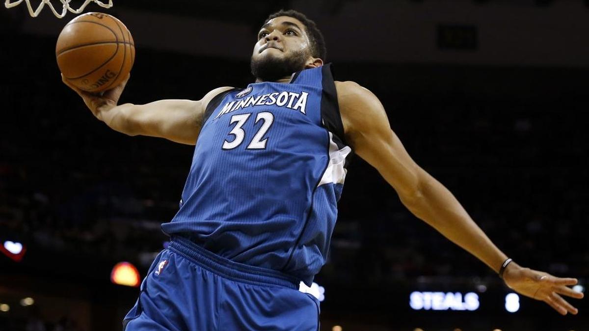 Minnesota Timberwolves center Karl-Anthony Towns (32) dunked during the second half of an NBA basketball game against the New Orleans Pelicans on Saturday, Feb. 27, 2016, in New Orleans. The Timberwolves won 112-110.