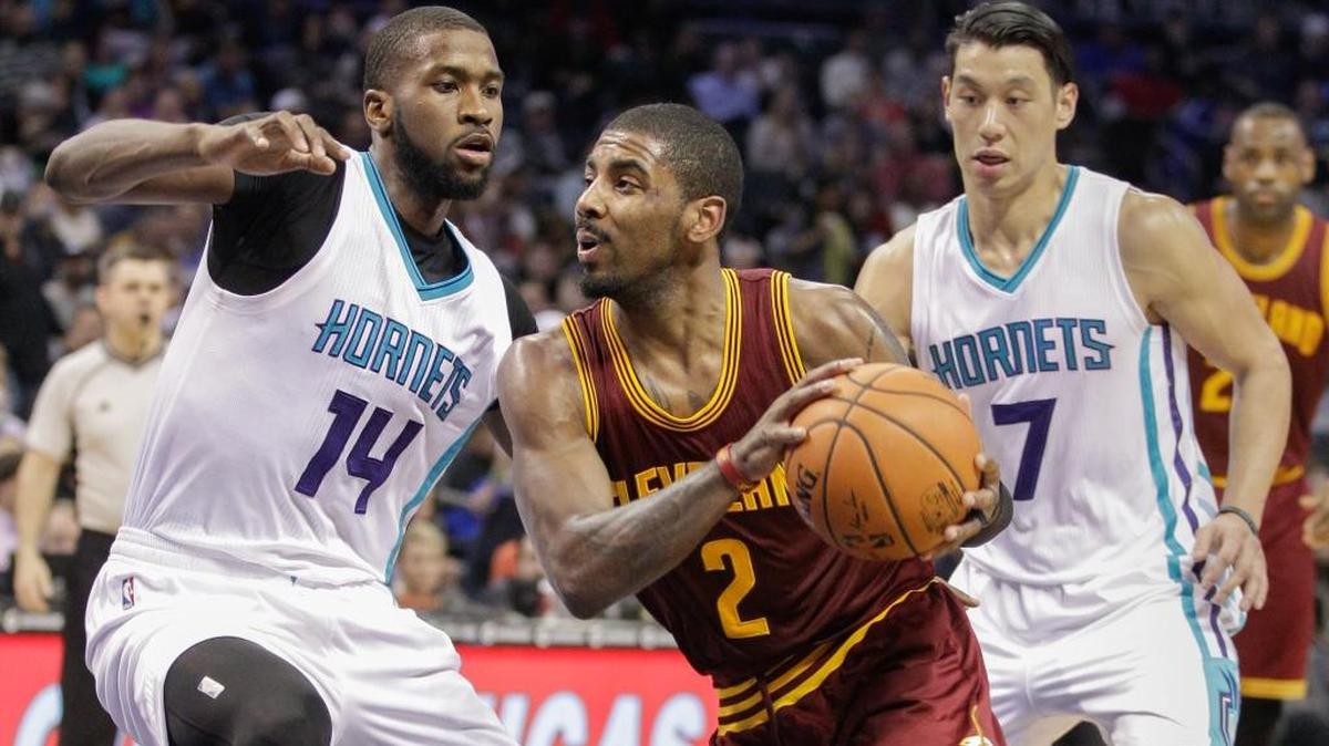 The Cavaliers’ Kyrie Irving drove to the basket against Charlotte’s Michael Kidd-Gilchrist, left, and guard Jeremy Lin during the second half Wednesday, Feb. 3, 2016, in Charlotte, N.C. Charlotte won 106-97.