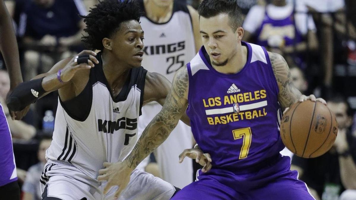 Sacramento’s De’Aaron Fox, left, guarded the Los Angeles Lakers’ Gabe York in Las Vegas on Monday night.