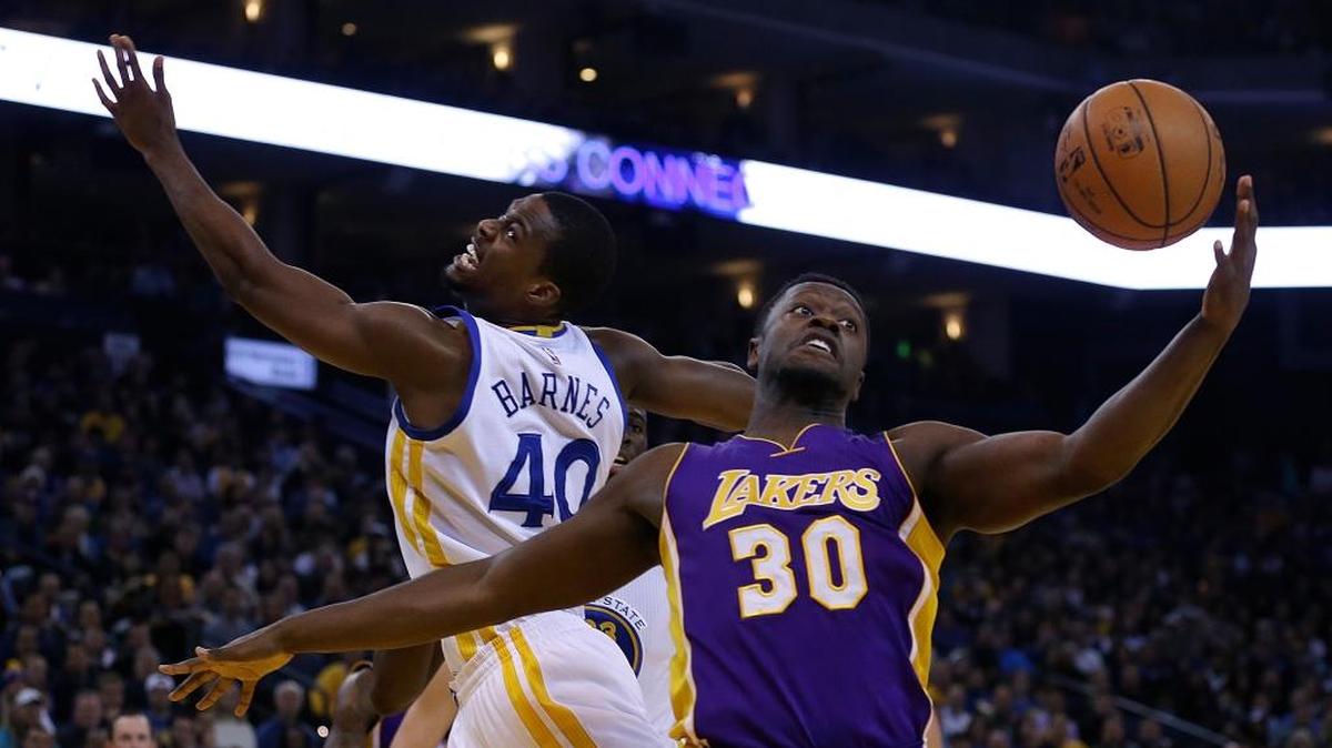 The Los Angeles Lakers’ Julius Randle, right, and the Golden State Warriors’ Harrison Barnes vied for a rebound during the first half on Jan. 14, 2016, in Oakland, Calif.
