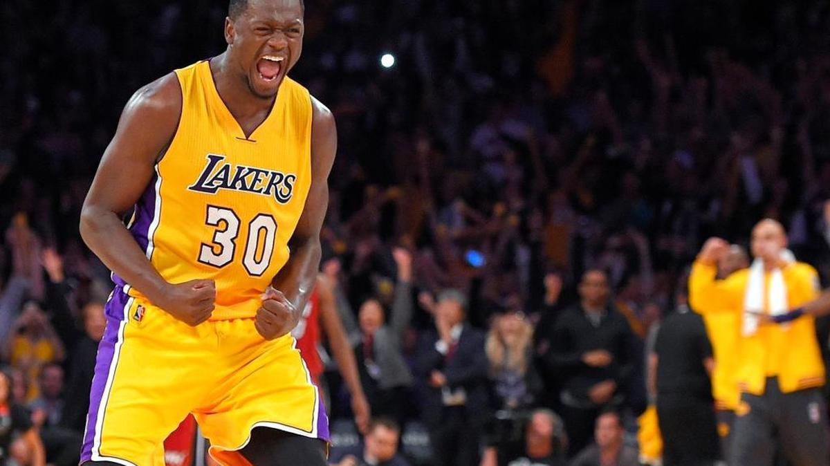 Los Angeles Lakers forward Julius Randle, front, celebrates as the Lakers defeat the Miami Heat in overtime in an NBA basketball game, Wednesday, March 30, 2016, in Los Angeles. The Lakers won 102-100.