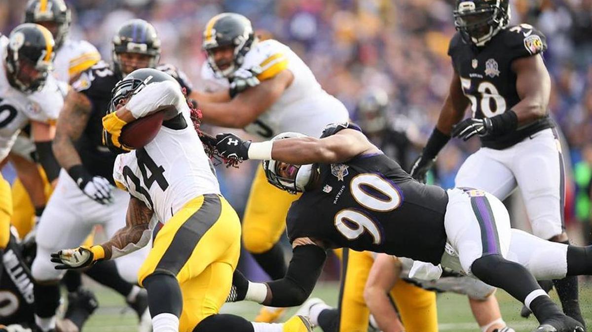 Baltimore Ravens linebacker Za’Darius Smith (UK), right, tackled DeAngelo Williams by the hair for a 4-yard loss Sunday. The Ravens won 20-17.