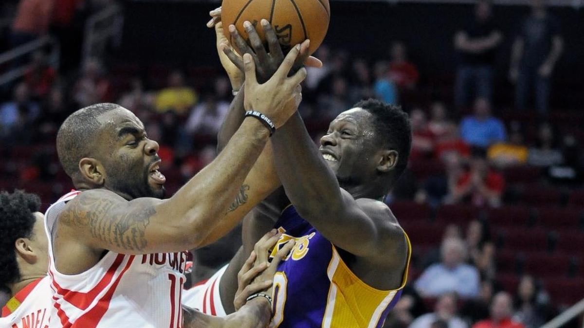 The Houston Rockets’ Marcus Thornton, left, and the Los Angeles Lakers’ Julius Randle battled for possession in the second half Saturday, Dec. 12, 2015, in Houston.