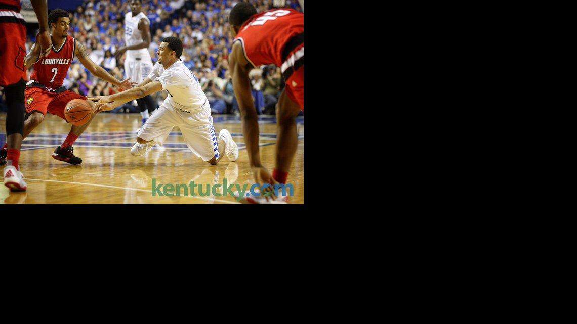 Kentucky's Jamal Murray looked to pass the ball during the second half against Louisville.