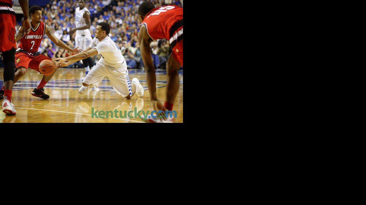 Kentucky's Jamal Murray looked to pass the ball during the second half against Louisville.