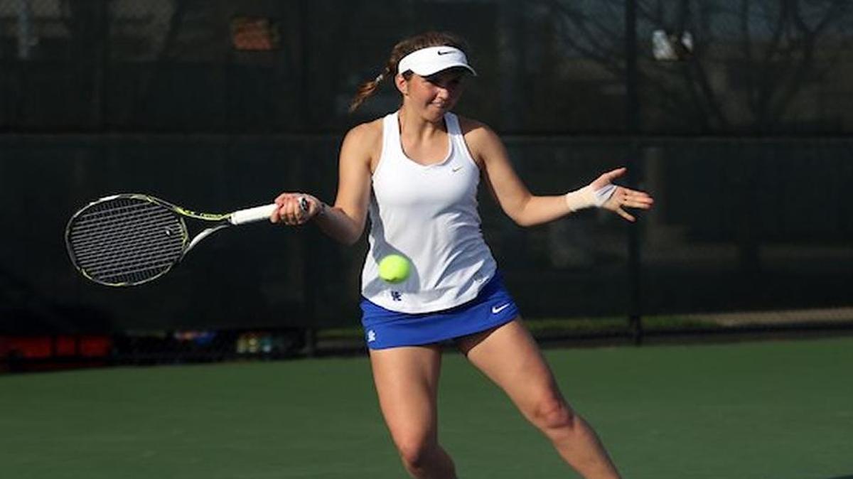 Kentucky’s Justina Mikulskytė defeated Dartmouth’s Racquel Lyn 6-0, 6-3 in No. 5 singles.