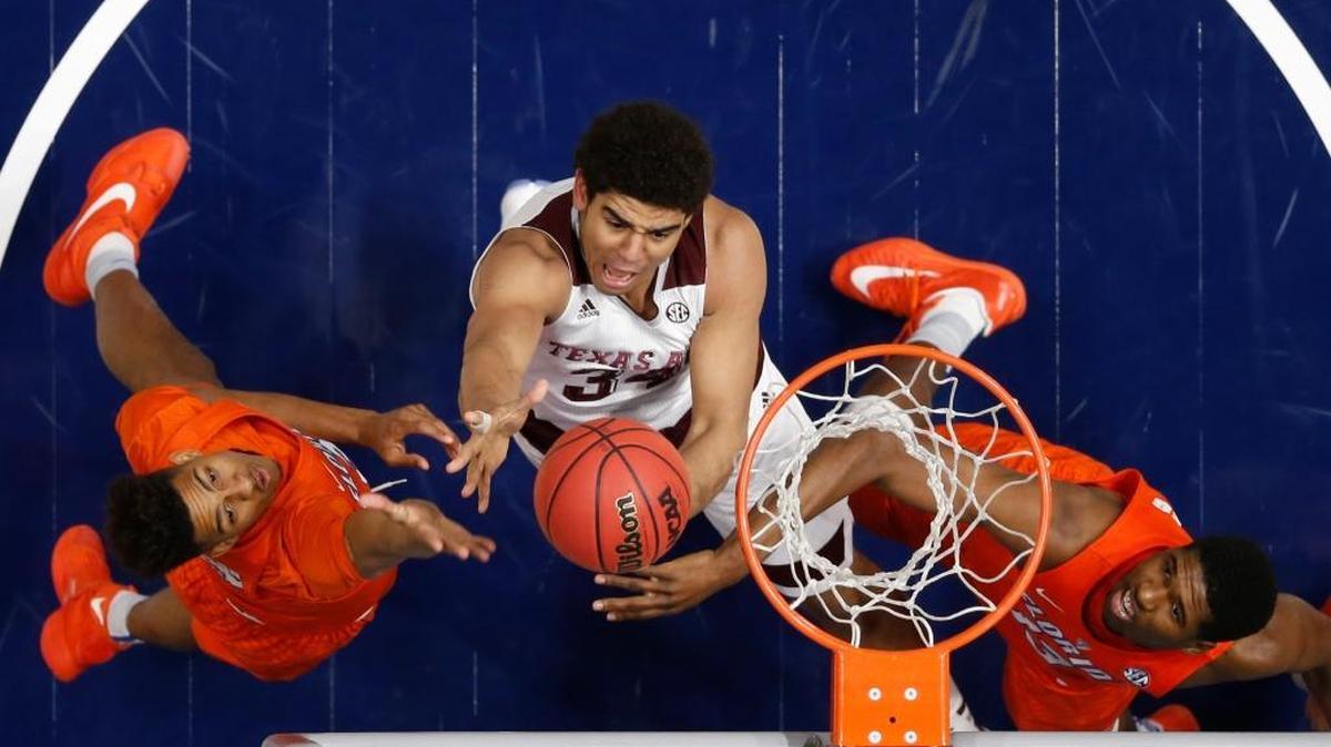 Texas A&M’s Tyler Davis, center, drove to the basket against Florida’s Kevarrius Hayes, right, and John Egbunu during the Southeastern Conference Tournament last March. The 6-foot-10 Davis joined Arkansas’ Moses Kingsley, Georgia’s J.J. Frazier and Kentucky’s Bam Adebayo and De’Aaron Fox on the media’s preseason All-SEC team.