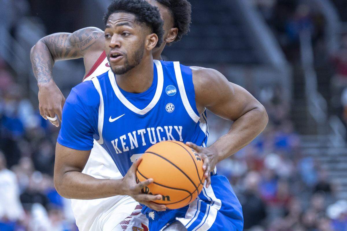 Kentucky Wildcats forward Mouhamed Dioubate (23) drives the ball during the second round of the NCAA Tournament at Enterprise Center in St. Louis, Mo., on Sunda,y March 22, 2026. 
