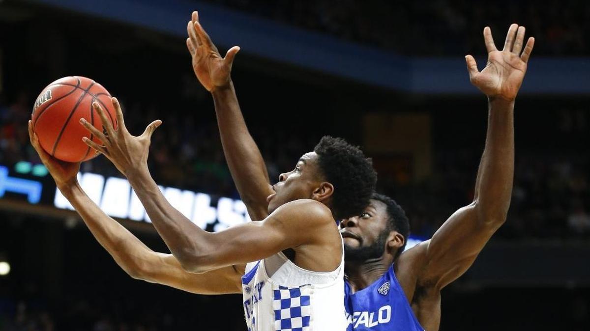 Kentucky’s Shai Gilgeous-Alexander (22) took a shot past Buffalo’s Ikenna Smart during second-round NCAA Tournament game Saturday.