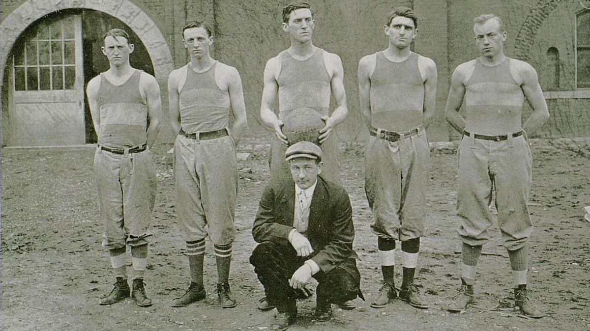 The 1912 Kentucky State (now University of Kentucky) starting five, from left to right: Brinkley Barnett, R.C. Preston, William C. Harrison, Derrill Hart and Jake Gaiser. Kneeling is team manager Giles Meadors.