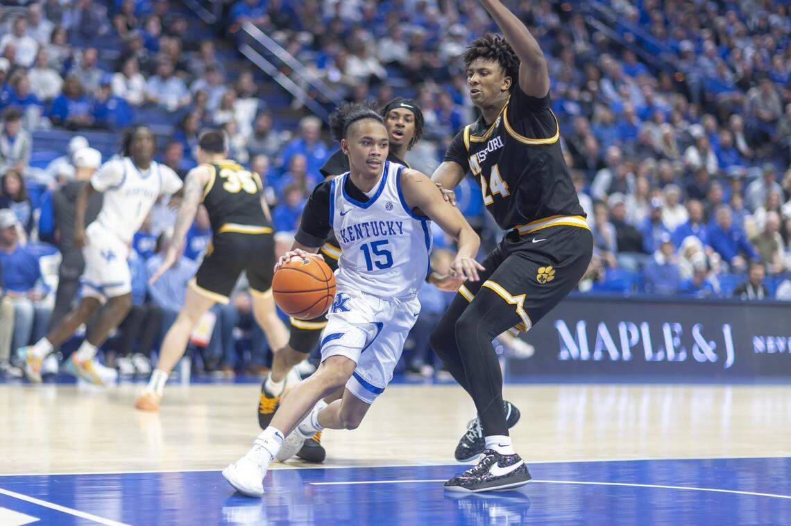 Kentucky basketball point guard Jaland Lowe reinjured his right shoulder during UK’s game against Mississippi State on Saturday night.