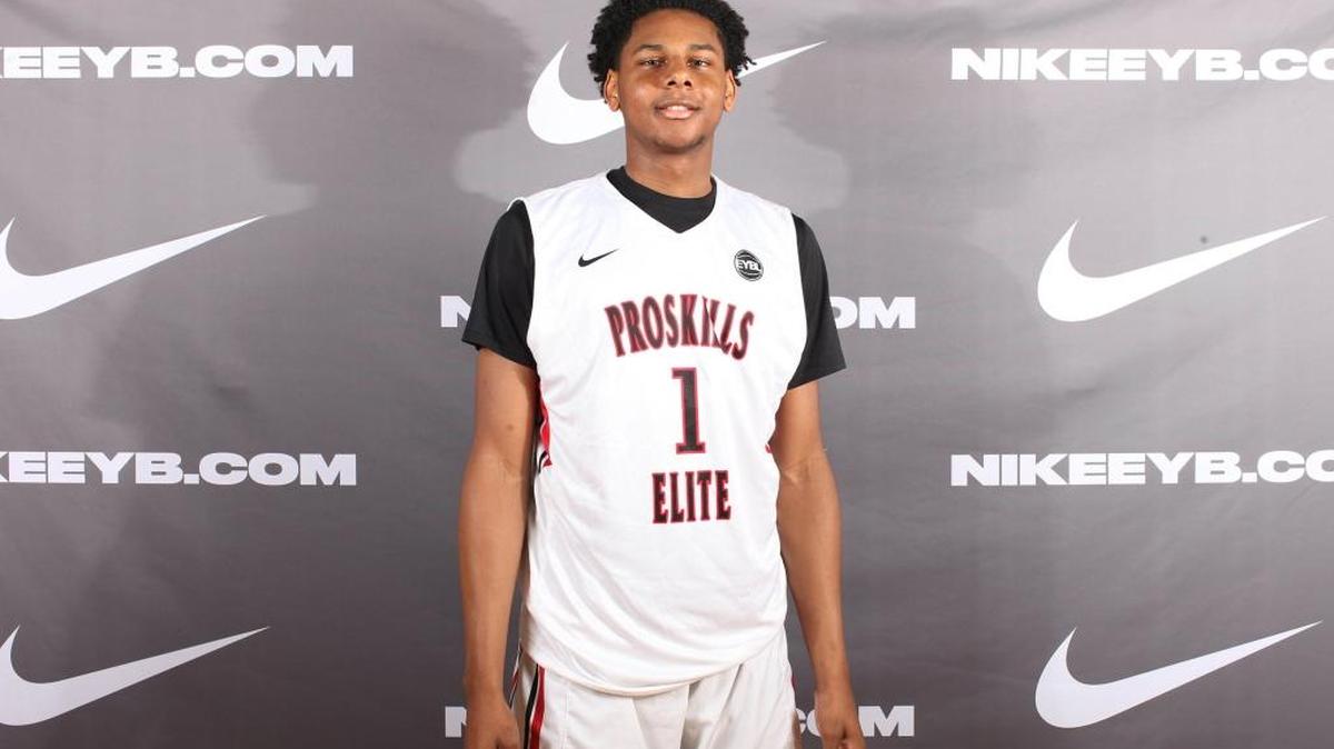 Texas high school basketball player Marques Bolden seems to be the most likely addition to UK’s recruiting class of 2016.