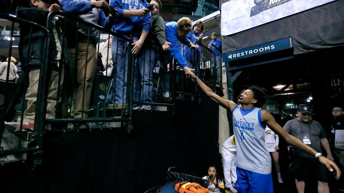 De’Aaron Fox shook hands with fans after a UK practice in Indianapolis for the 2017 NCAA Tournament.