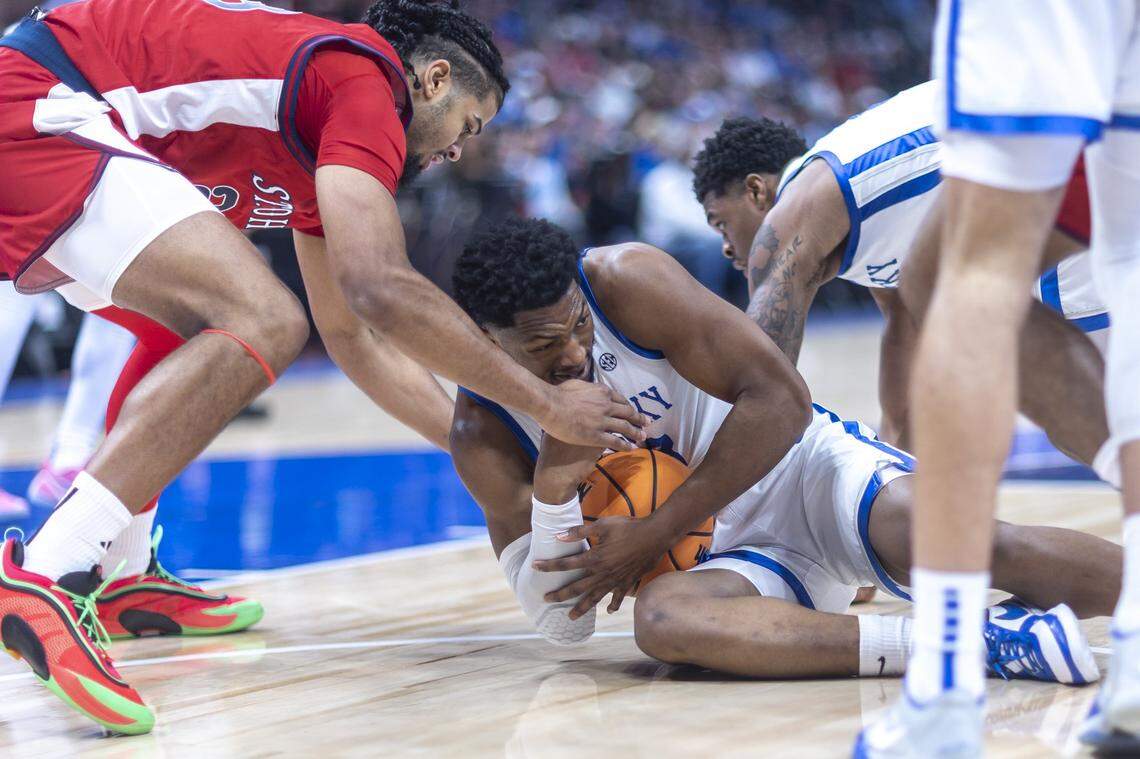 Kentucky forward Mouhamed Dioubate battles for a loose ball with St. John's forward Bryce Hopkins.