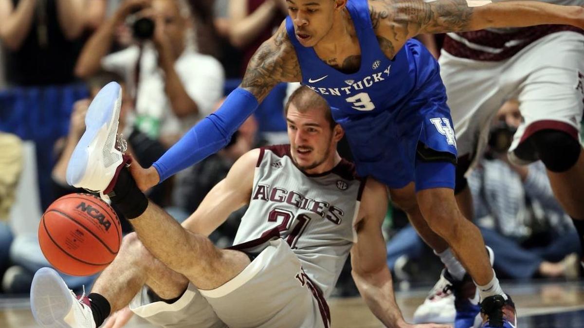 Kentucky's Tyler Ulis (3) and Texas A&M's Alex Caruso (21) chase a loose ball during the second half of an NCAA college basketball game in the championship of the Southeastern Conference tournament in Nashville, Tenn., Sunday, March 13, 2016.