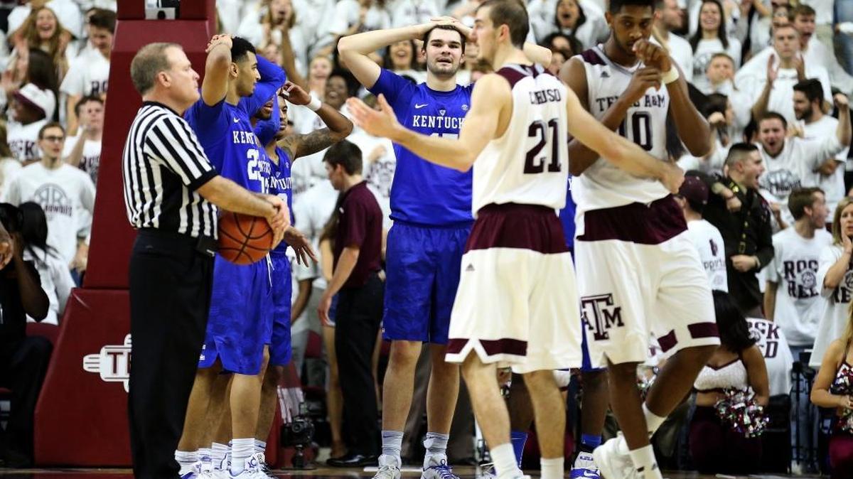 Kentucky’s Isaac Humphries, center, reacted after having a technical foul called on him during overtime Saturday against Texas A&M. The Aggies won 79-77.