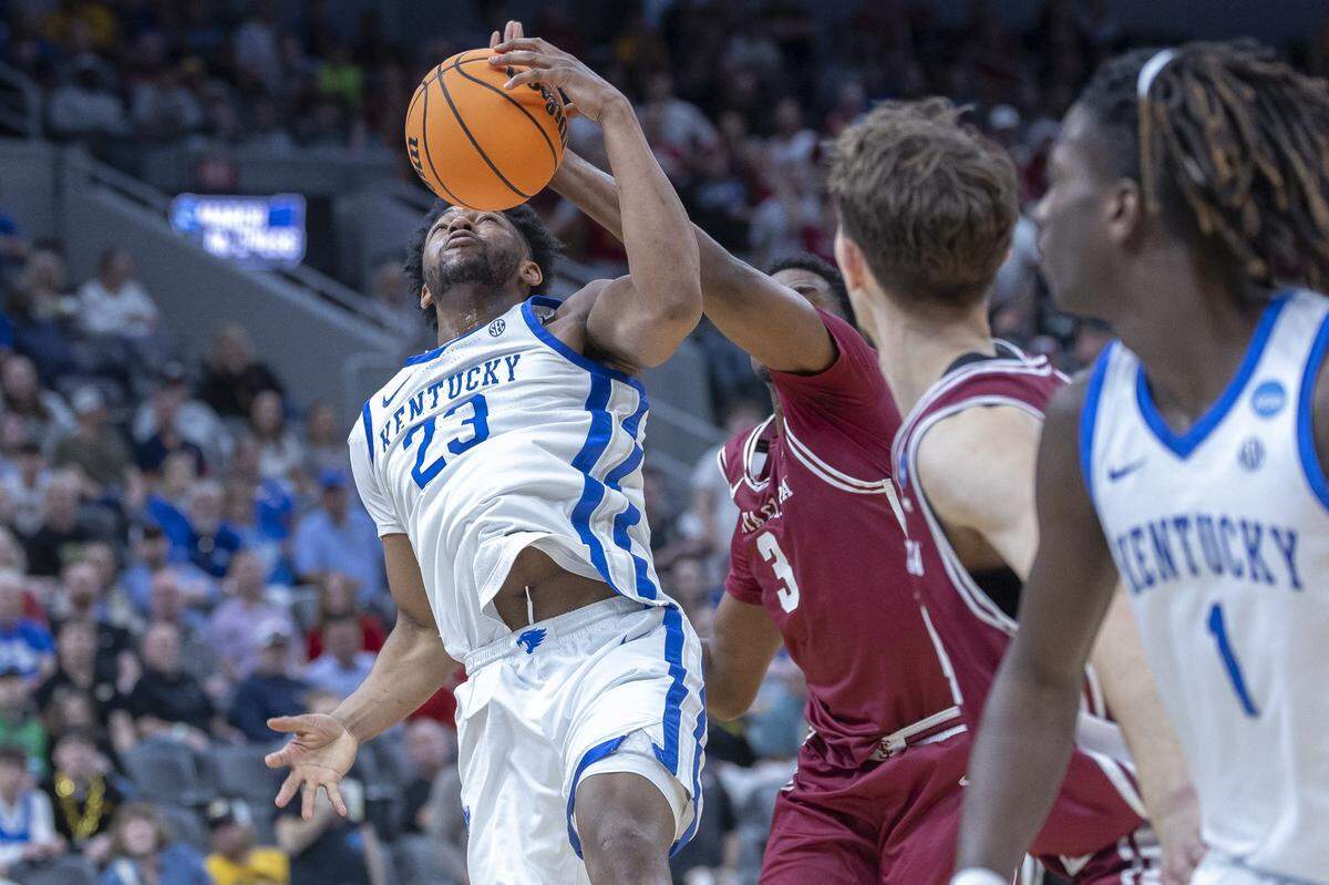 Kentucky Wildcats forward Mouhamed Dioubate (23) and Santa Clara Broncos center Francis Chukwudebelu (3) battle for a rebound during a first-round game in NCAA Tournament on Friday in St. Louis. 