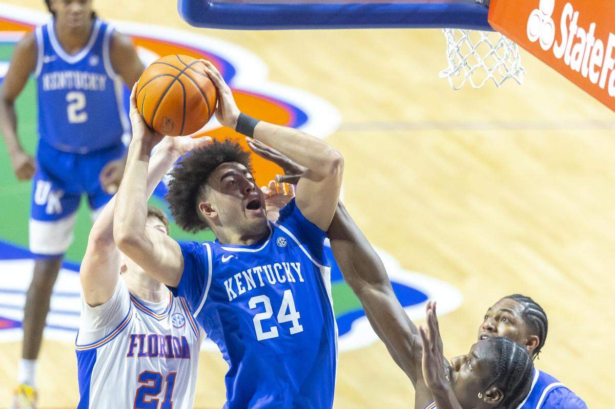 Kentucky Wildcats center Malachi Moreno (24) shoots the ball past Florida Gators forward Alex Condon (21) during a game at Stephen C. O’Connell Center in Gainesville, Fla., on Saturday, Feb. 14, 2026.