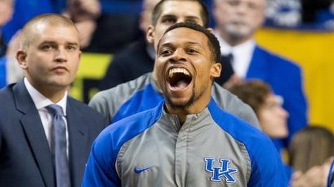 Kentucky’s Isaiah Briscoe, right, cheered from the sidelines. He missed Saturday’s game against Louisville after being injured during pregame warmups.