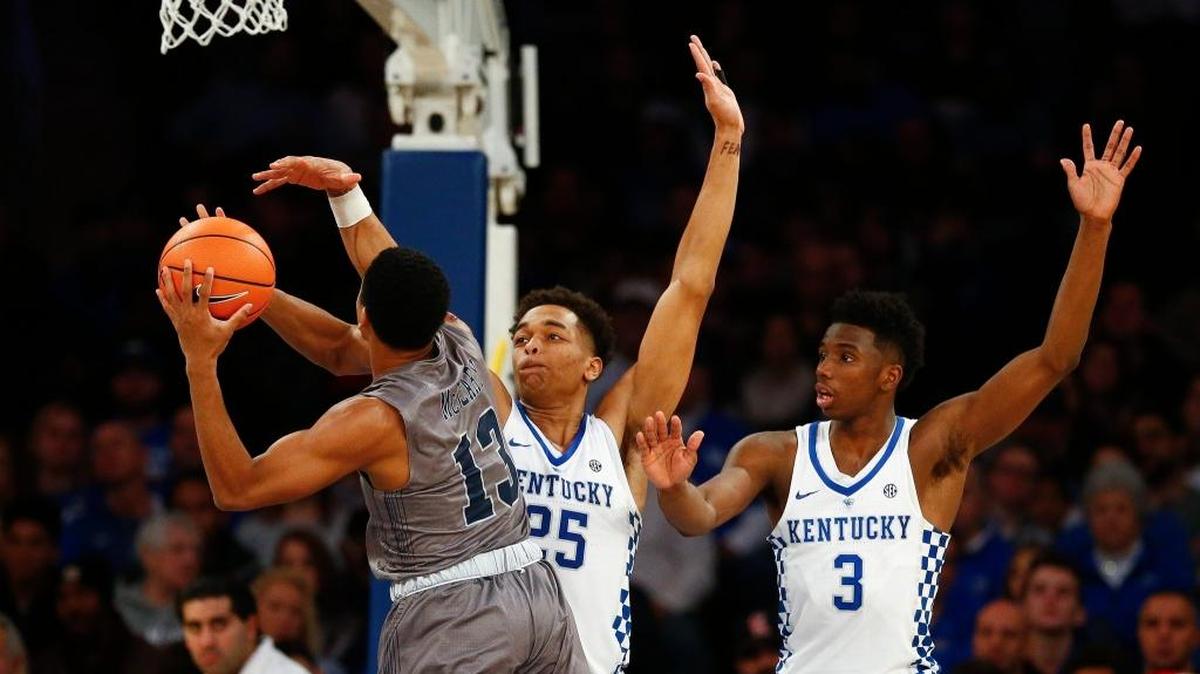 Kentucky’s PJ Washington (25) and Hamidou Diallo (3) defended against Monmouth’s Marcus McClary.