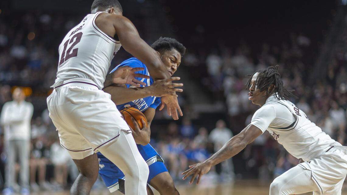 Kentucky basketball collapses before halftime, loses at Texas A&M