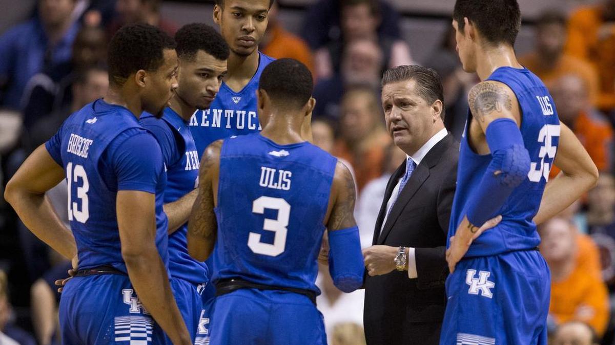 Kentucky head coach John Calipari talks with his players during the first half of an NCAA college basketball game, Saturday, Jan. 16, 2016, in Auburn, Ala. Auburn won 75-70.