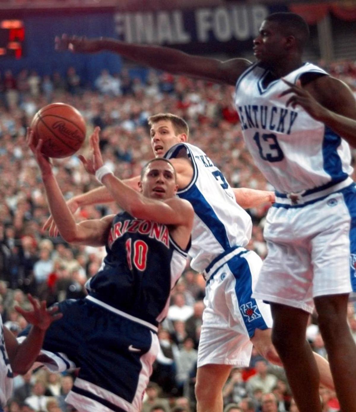 Arizona’s Mike Bibby drove against Kentucky’s Jared Prickett and Nazr Mohammed (13) during the 1997 NCAA finals.