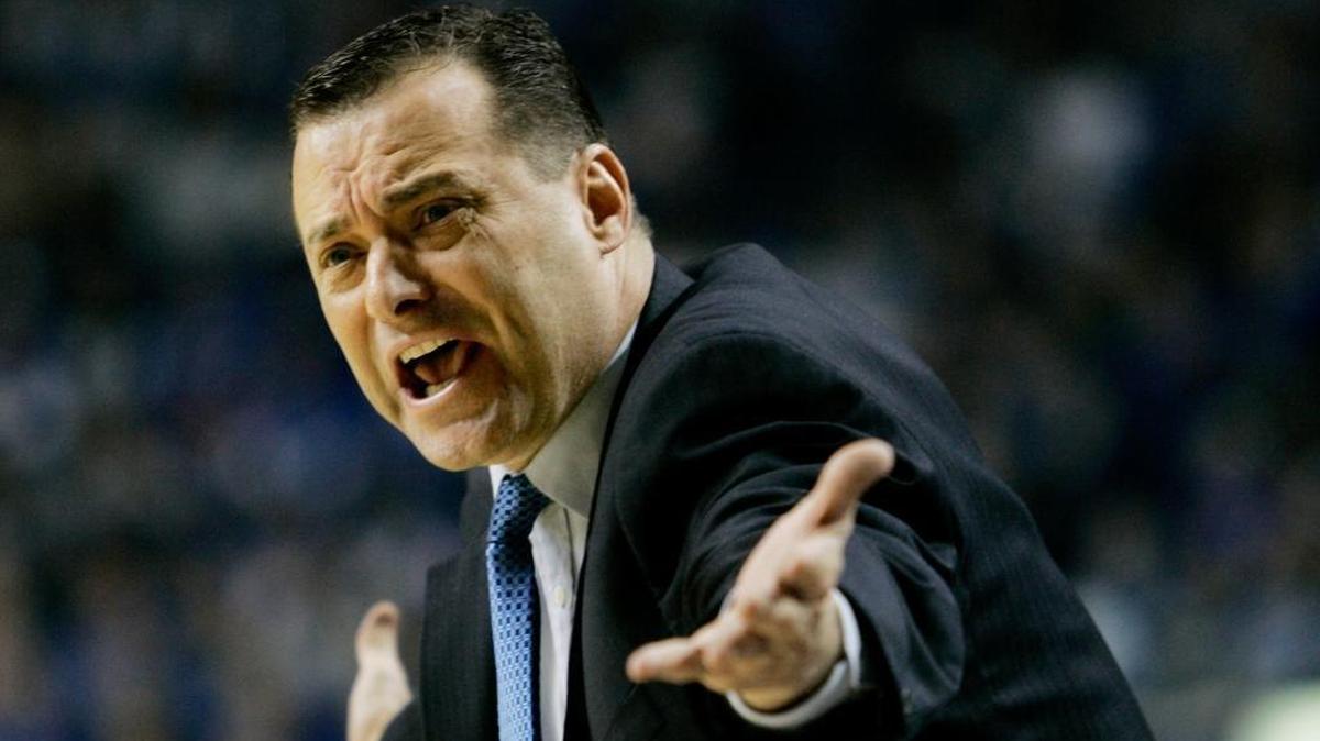 Billy Gillispie pleaded with an official during the first half of Kentucky’s game against Indiana in Lexington on Dec. 13, 2008.