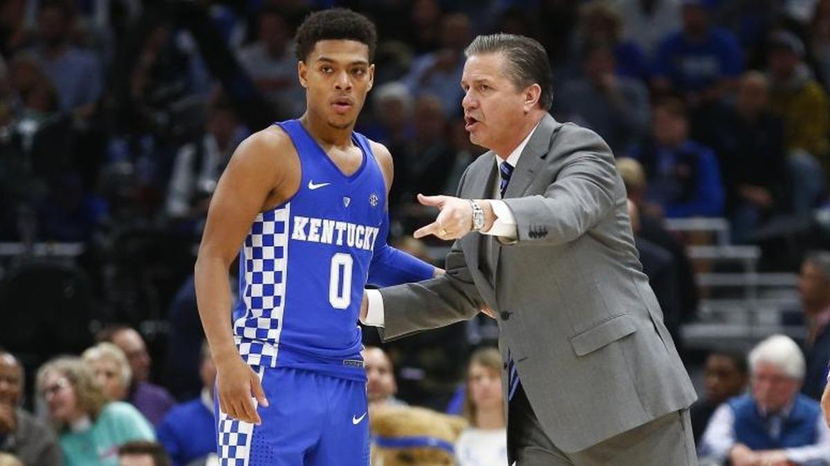 Kentucky head coach John Calipari spoke with point guard Quade Green during Kentucky’s loss to Kansas in the Champions Classic in Chicago on Tuesday night.