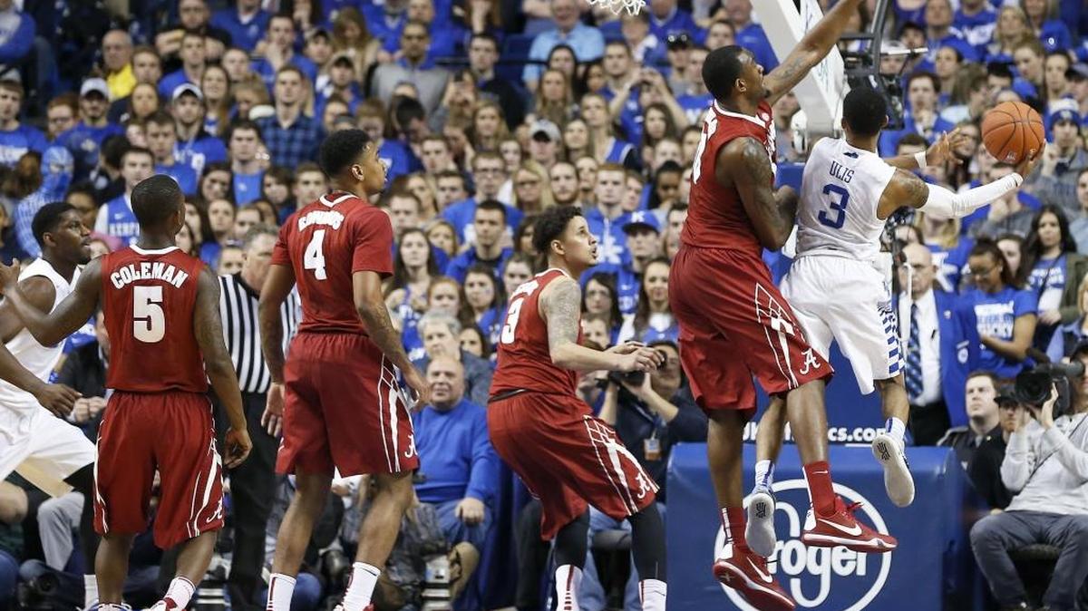 Kentucky's Tyler Ulis (3) scores in the second half against Alabama at Rupp Arena in Lexington, Ky., on Tuesday, Feb. 23, 2016. Kentucky won, 78-53.