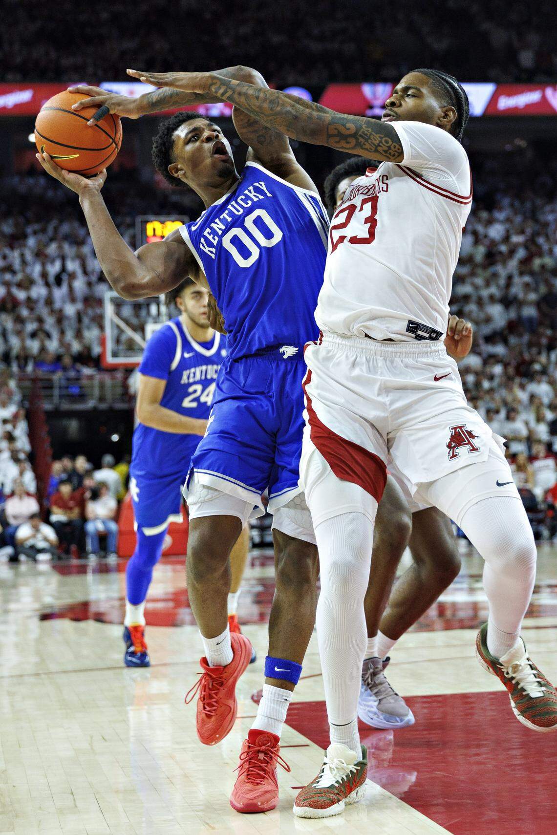 Kentucky’s Otega Oweh drives to the basket against Arkansas forward Nick Pringle in the Wildcats’ 85-77 win Saturday night.