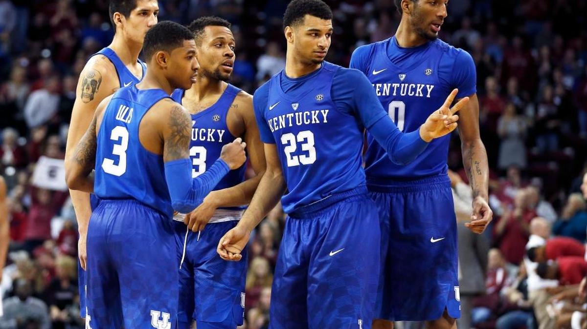 Tyler Ulis (3) talked with teammates Derek Willis, left, Isaiah Briscoe, Jamal Murray and Marcus Lee during Kentucky’s game against South Carolina on Saturday. UK won 89-62.