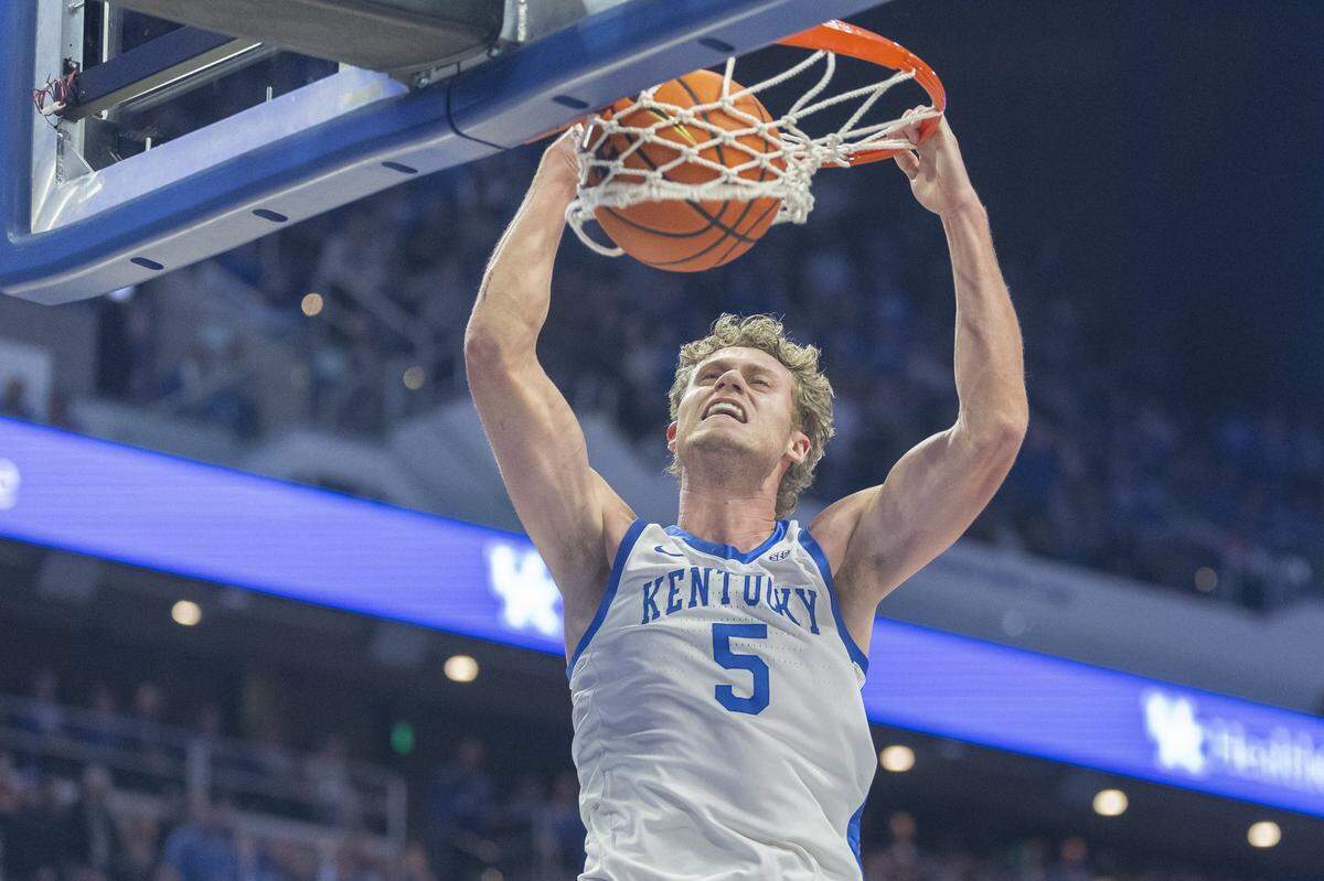 Kentucky Wildcats guard Collin Chandler (5) dunks game against Texas on Wednesday night at Rupp Arena.