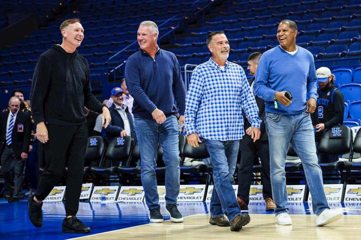 Tennessee Tech coach John Pelphrey, left, is joined by former Kentucky basketbll teammates (from left) Deron Feldhaus, Richie Farmer and Sean Woods as he walks toward center court at Rupp Arena. The former Wildcats appeared together on the UK postgame show after Kentucky’s 104-54 win over Pelphrey’s Golden Eagles on Wednesday, Nov. 26, 2025, at Rupp Arena.