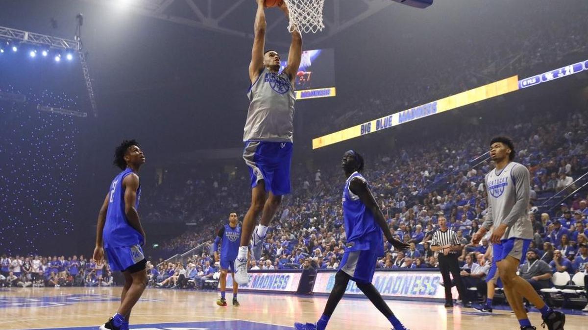 Sacha Killeya-Jones (1) drove between teammates Shai Gilgeous-Alexander, left, and Wenyen Gabriel during Big Blue Madness in Rupp Arena last Friday.