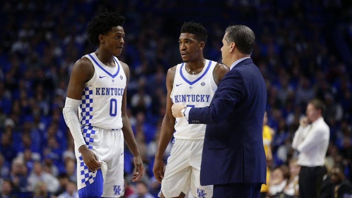 Kentucky Coach John Calipari talked with De’Aaron Fox (0) and Malik Monk during the Cats’ game against Valparaiso on Dec. 7.