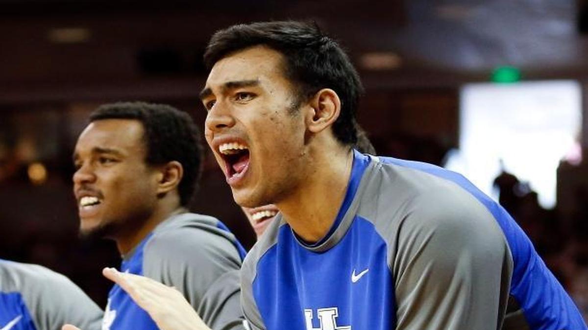 Kentucky’s Tai Wynyard, right, and the rest of the bench cheered after a dunk by Jamal Murray during their game against South Carolina on Feb. 13. UK won 89-62.
