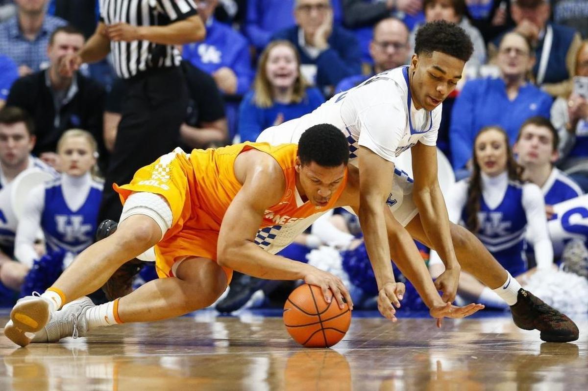 Kentucky forward PJ Washington, right, and Tennessee forward Grant Williams battled for control of the ball during last season’s 61-59 UT win over UK in Rupp Arena.