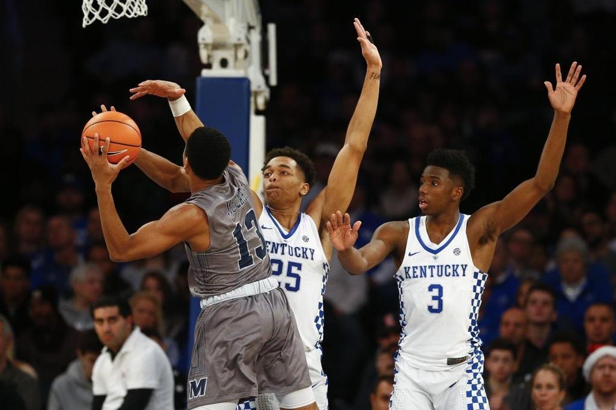 Kentucky teammates PJ Washington (25) and Hamidou Diallo (3) tried to shut off Monmouth’s Marcus McClary during the Citi Hoops Classic in New York on Saturday.