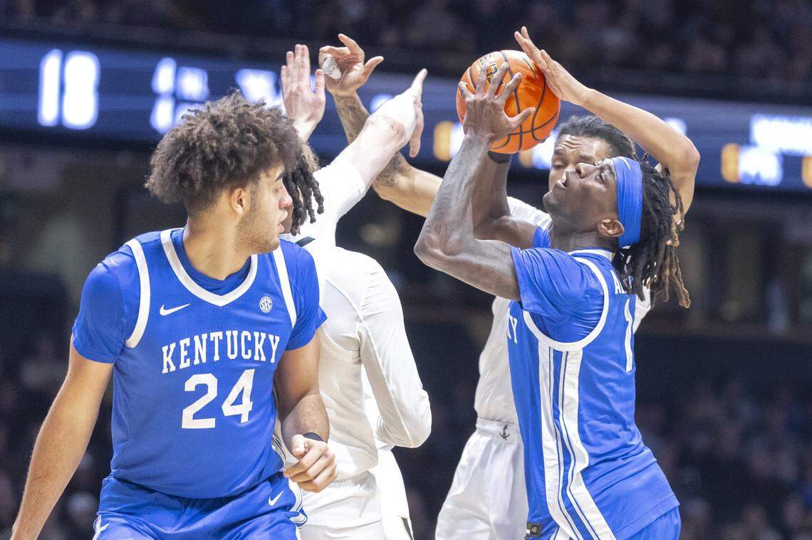 Kentucky Wildcats guard Denzel Aberdeen (1) drives the ball during a game against the Vanderbilt Commodores at Memorial Gymnasium in Nashville, Tenn., on Tuesday.