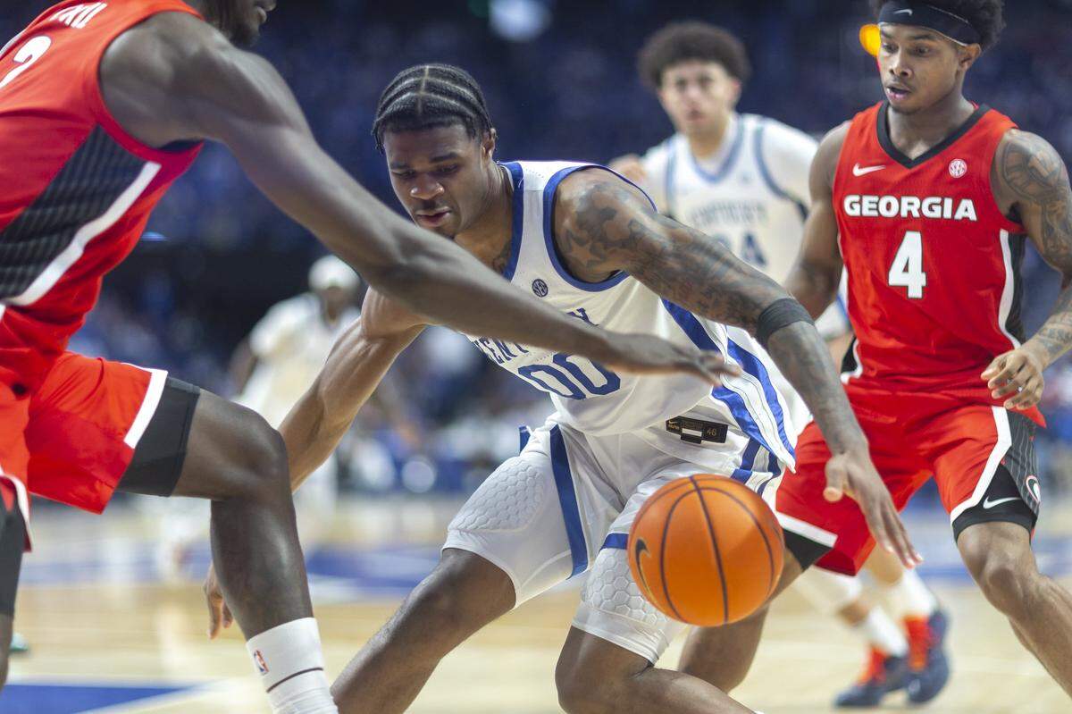Kentucky Wildcats guard Otega Oweh (00) drives the ball as Georgia Bulldogs center Somto Cyril (2) defends during a game at Rupp Arena on Tuesday.