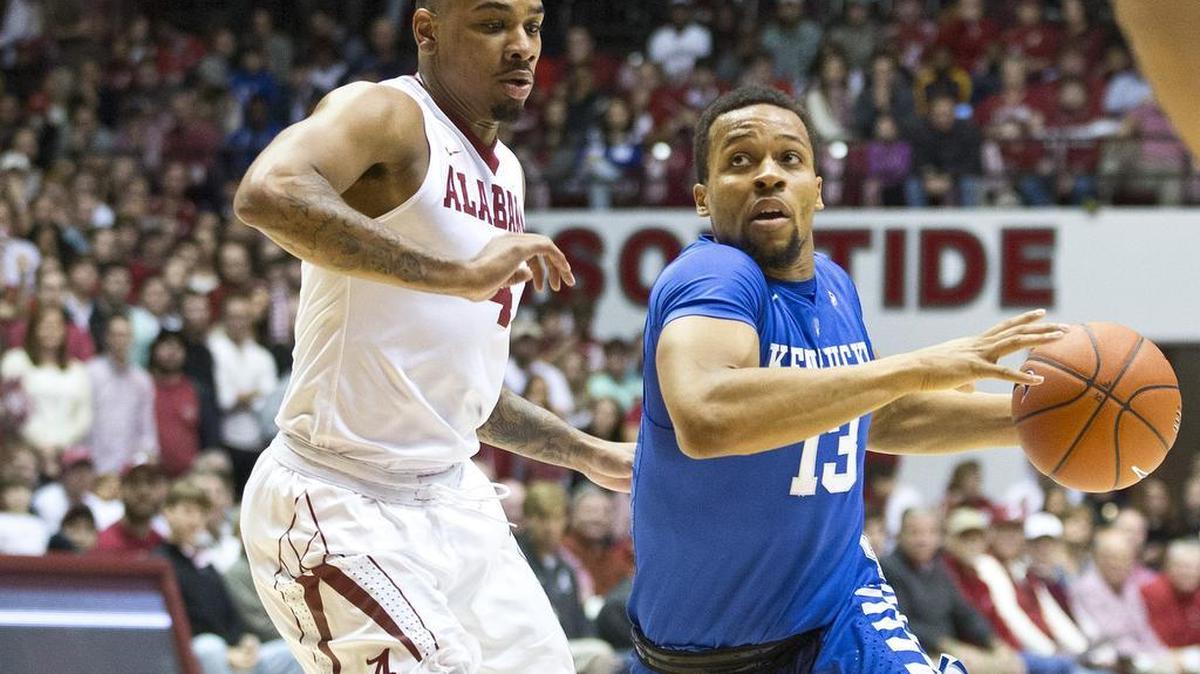Kentucky guard Isaiah Briscoe (13) drives the ball to the basket against Alabama guard Arthur Edwards (4) during the first half of an NCAA college basketball game, Saturday, Jan. 9, 2016, in Tuscaloosa, Ala. Kentucky won 77-61.