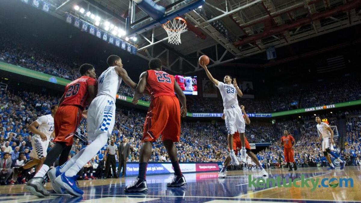 Kentucky guard Jamal Murray, center, drives to the basket in the first half.