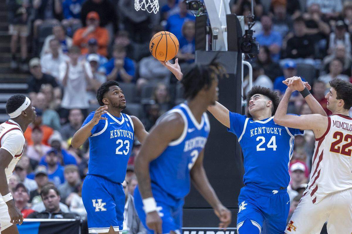 Kentucky Wildcats center Malachi Moreno (24) catches a rebound during the second round of the NCAA Tournament at Enterprise Center in St. Louis, Mo., on Sunda,y March 22, 2026. 