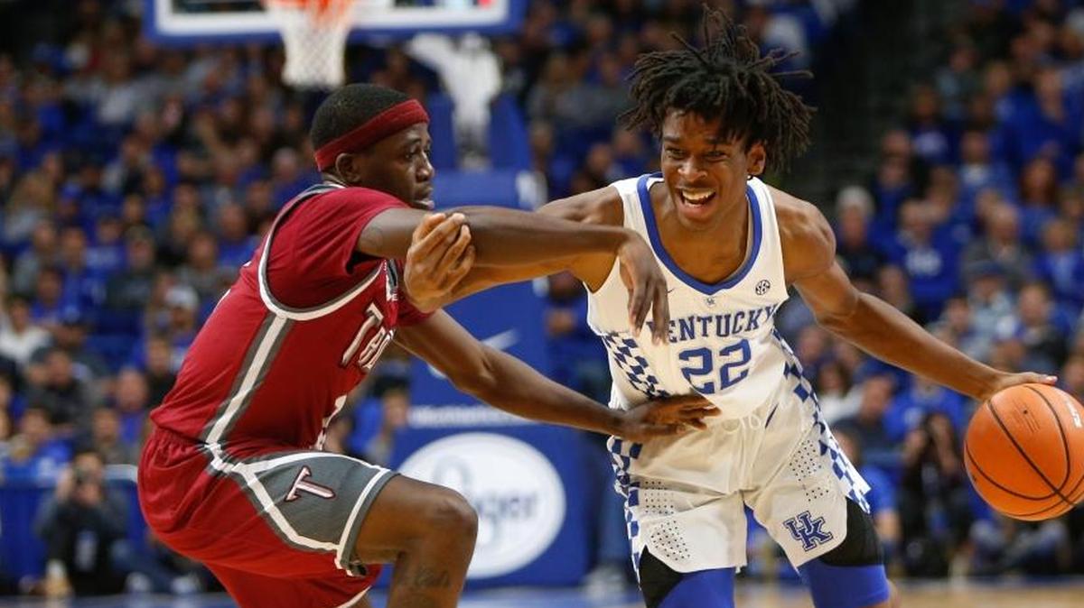 Kentucky Wildcats guard Shai Gilgeous-Alexander (22) drives to the basket against Troy Trojans guard Kevin Baker (0) at Rupp Arena in Lexington, Ky. on Monday, Nov. 20, 2017.