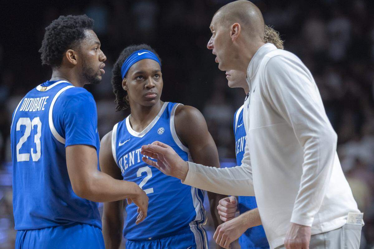Kentucky head coach Mark Pope talks to Mouhamed Dioubate, left, and Jasper Johnson, center, during a game against Texas A&M on March 3.