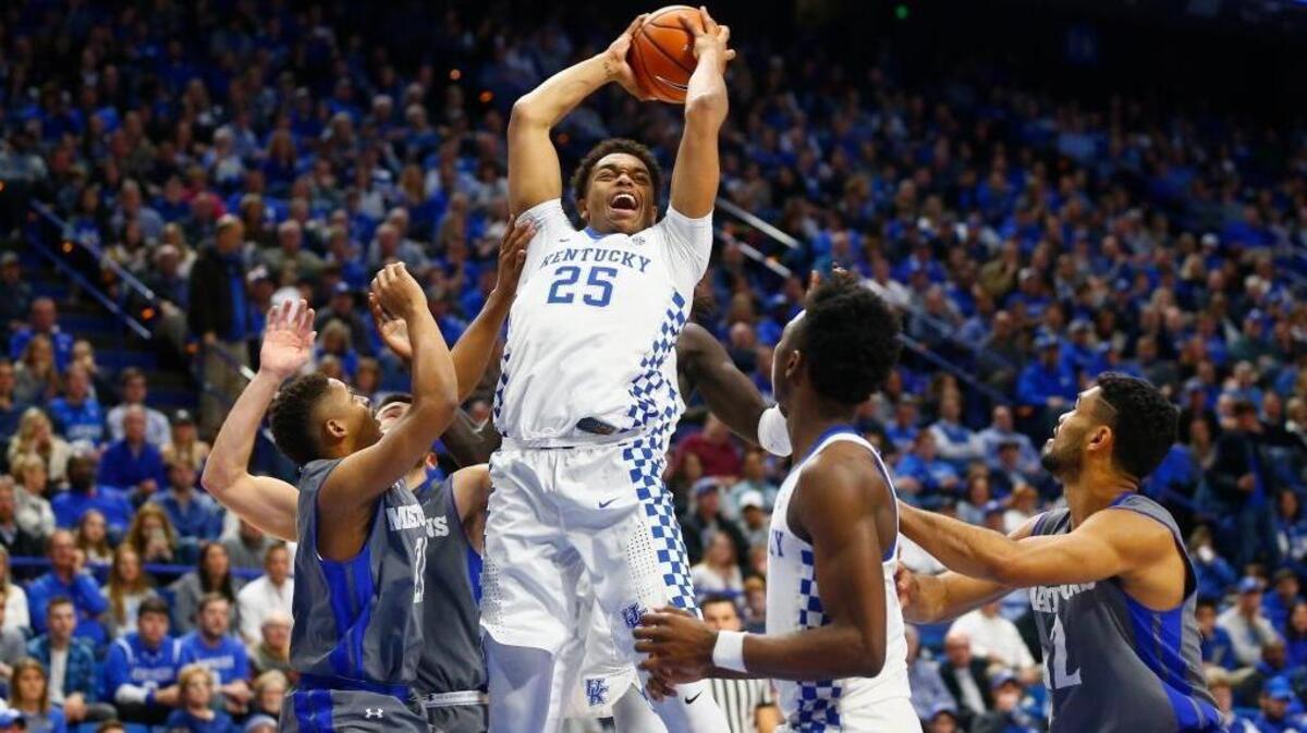 Kentucky Wildcats forward PJ Washington (25) pulls down rebound past Fort Wayne defenders during their game at Rupp Arena in Lexington, Ky., Wednesday, Nov. 22, 2017. Kentucky beat Fort Wayne 86-67.