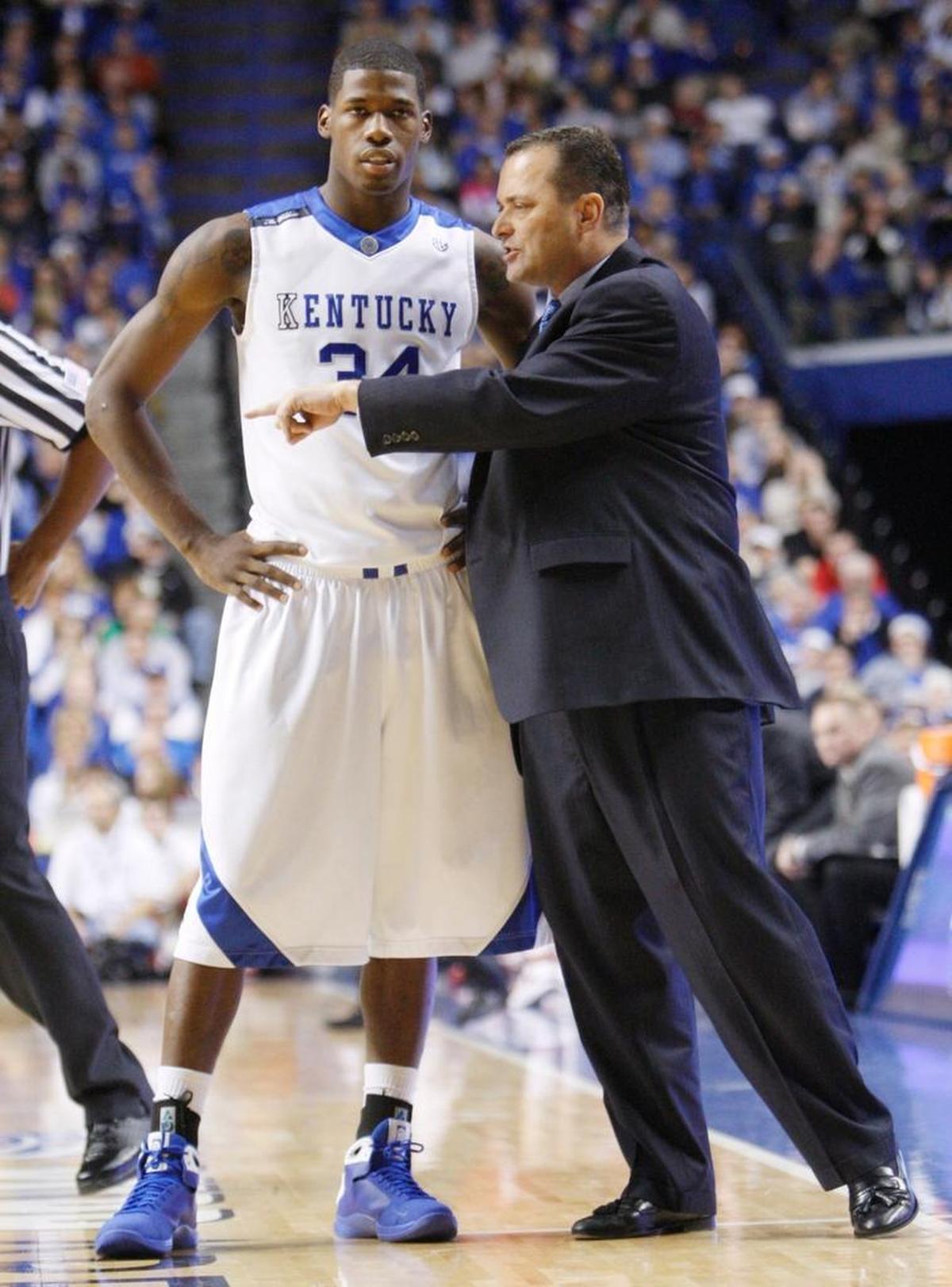 Billy Gillispie spoke to DeAndre Liggins during Kentucky’s game against Indiana in 2008 in Rupp Arena