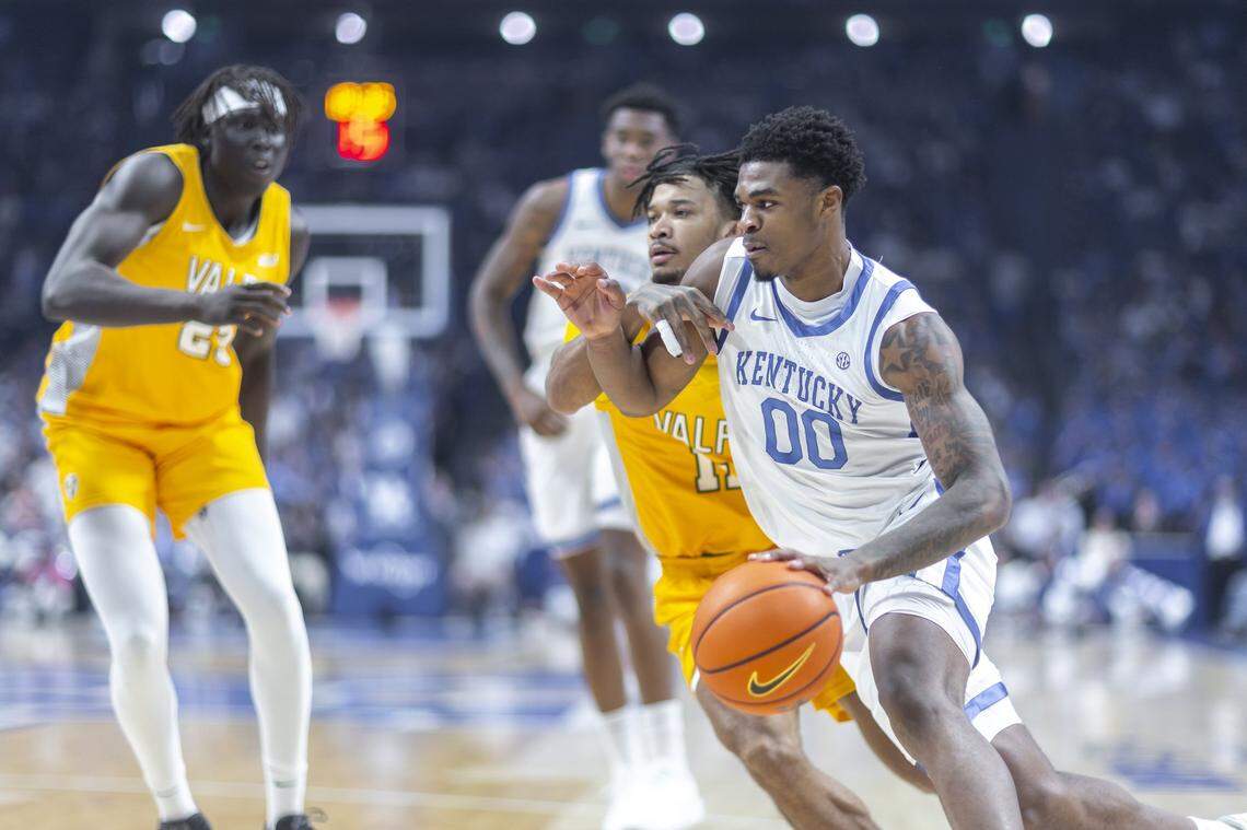 Kentucky guard Otega Oweh drives the ball in the Wildcats’ victory over Valparaiso on Friday night.